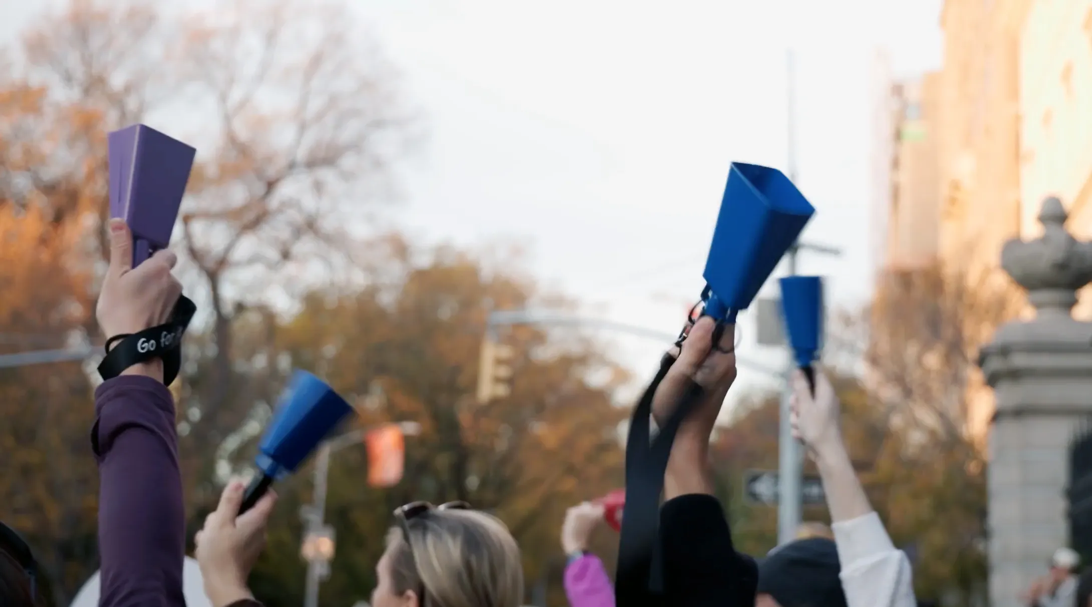people cheering on marathon runners